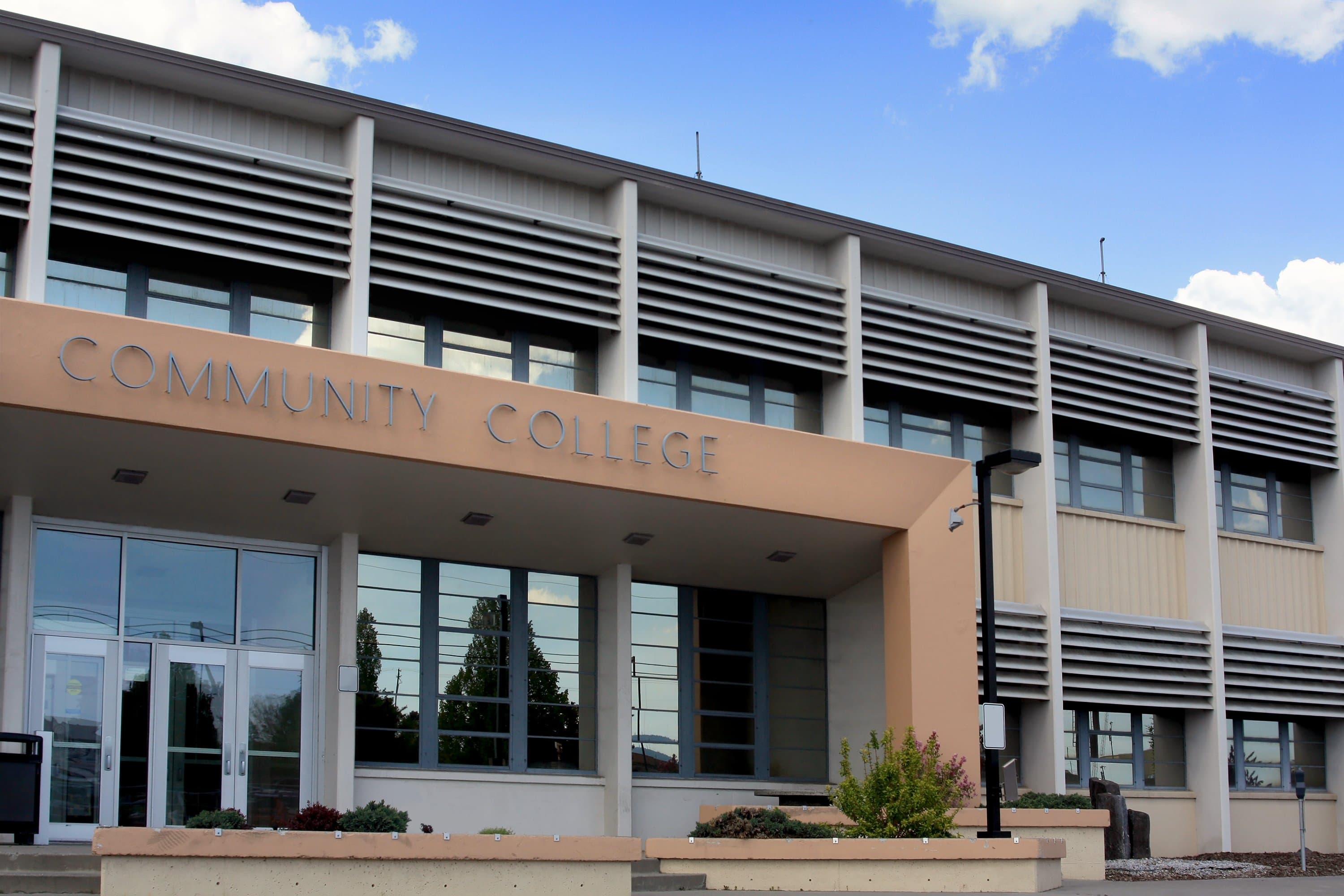 What Can Institutions Learn From the Way Community Colleges Serve Their Communities?